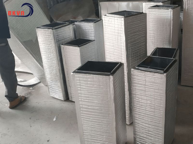 Bọc sleever bên ngoài các ống gió qua tường