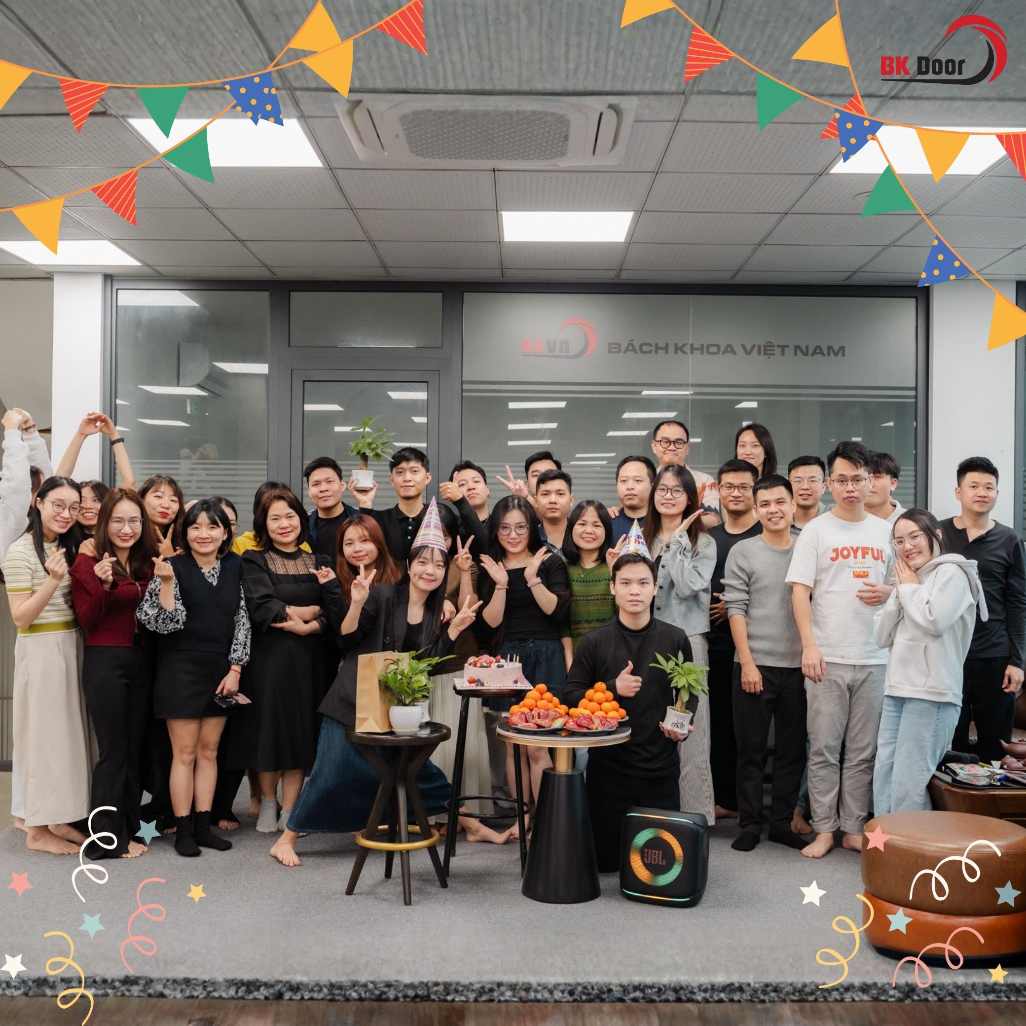 Không khí ấm cúng chúc mừng thành viên sinh nhật Tháng 1