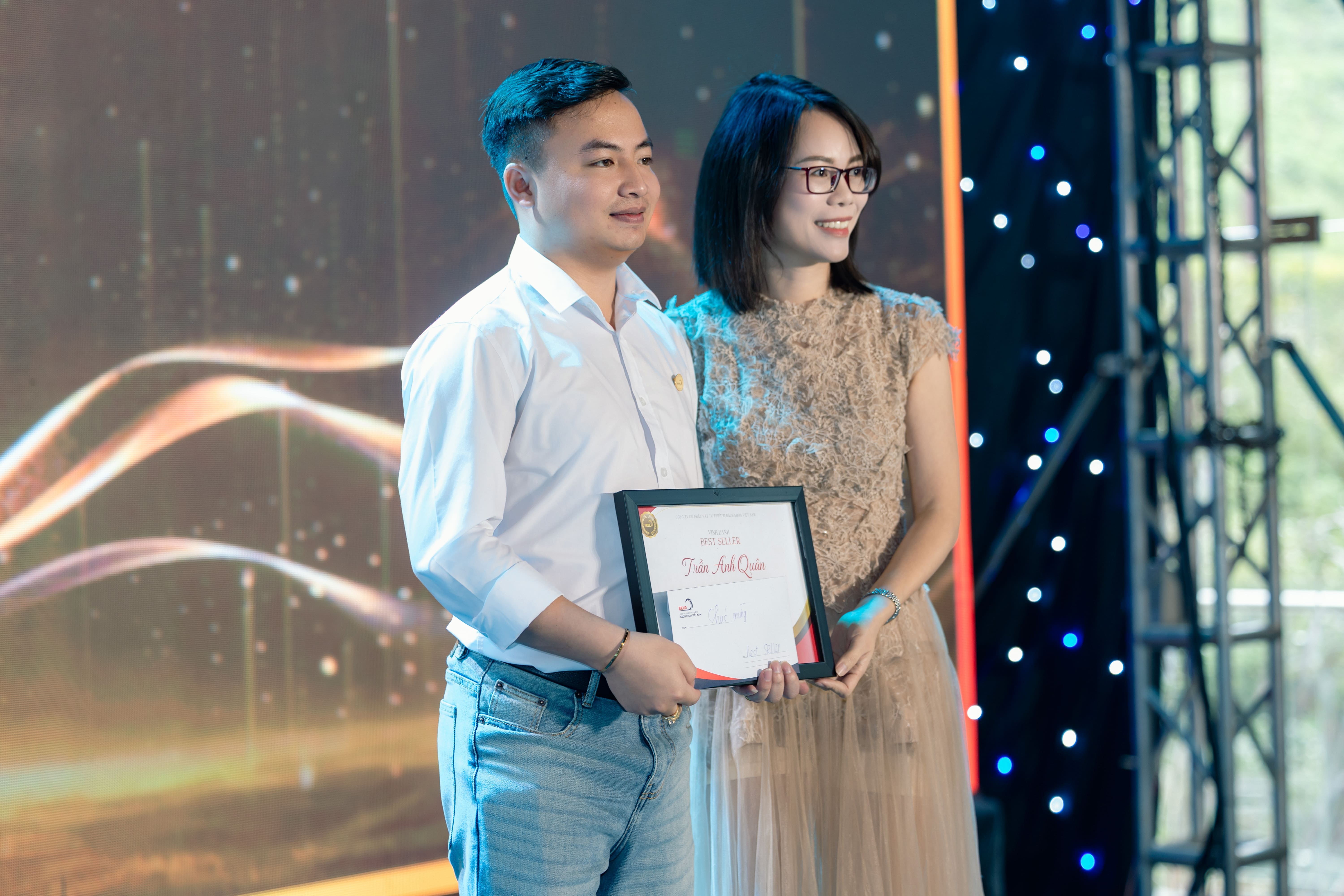 Vinh danh nhân viên xuất sắc