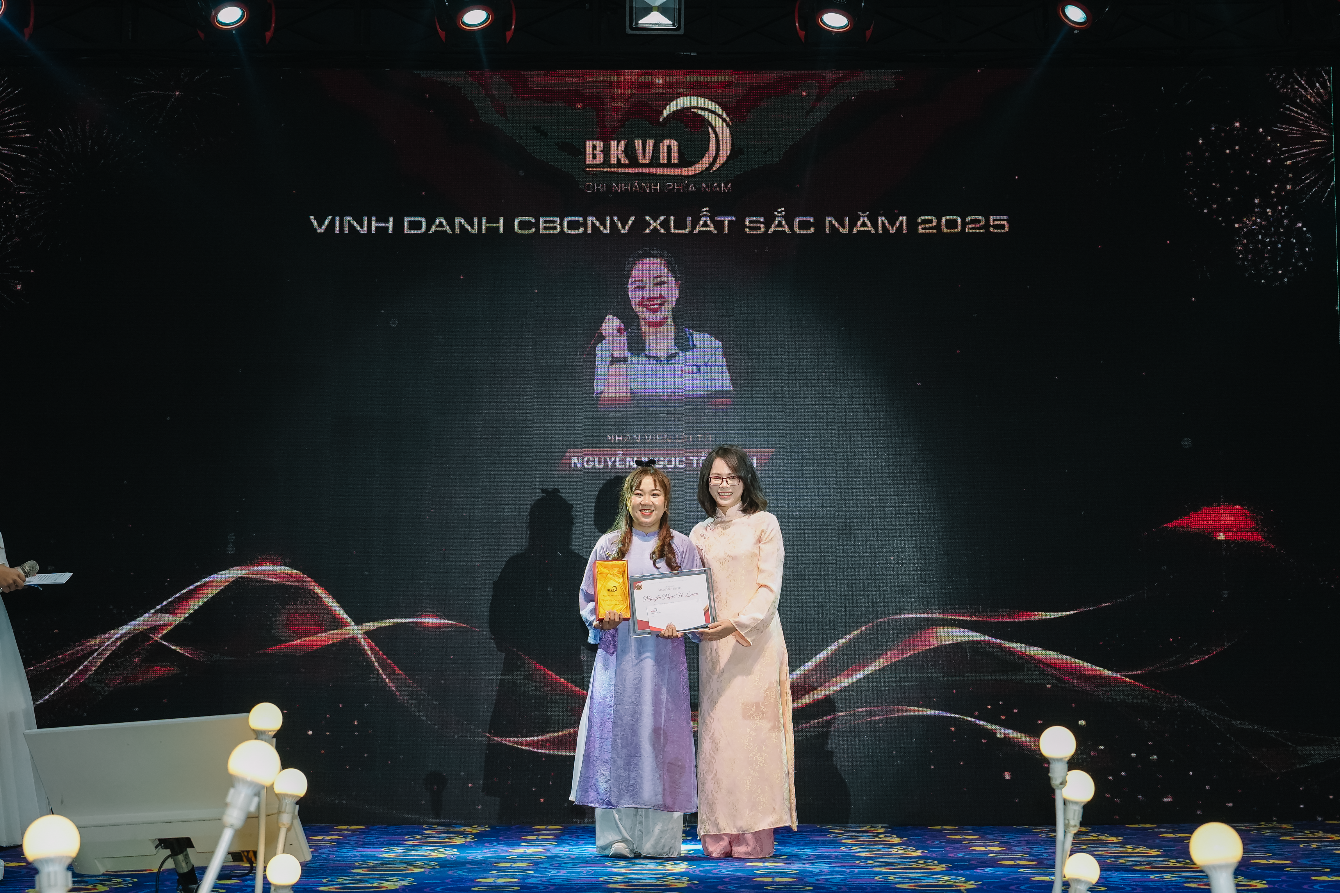Vinh danh nhân viên xuất sắc