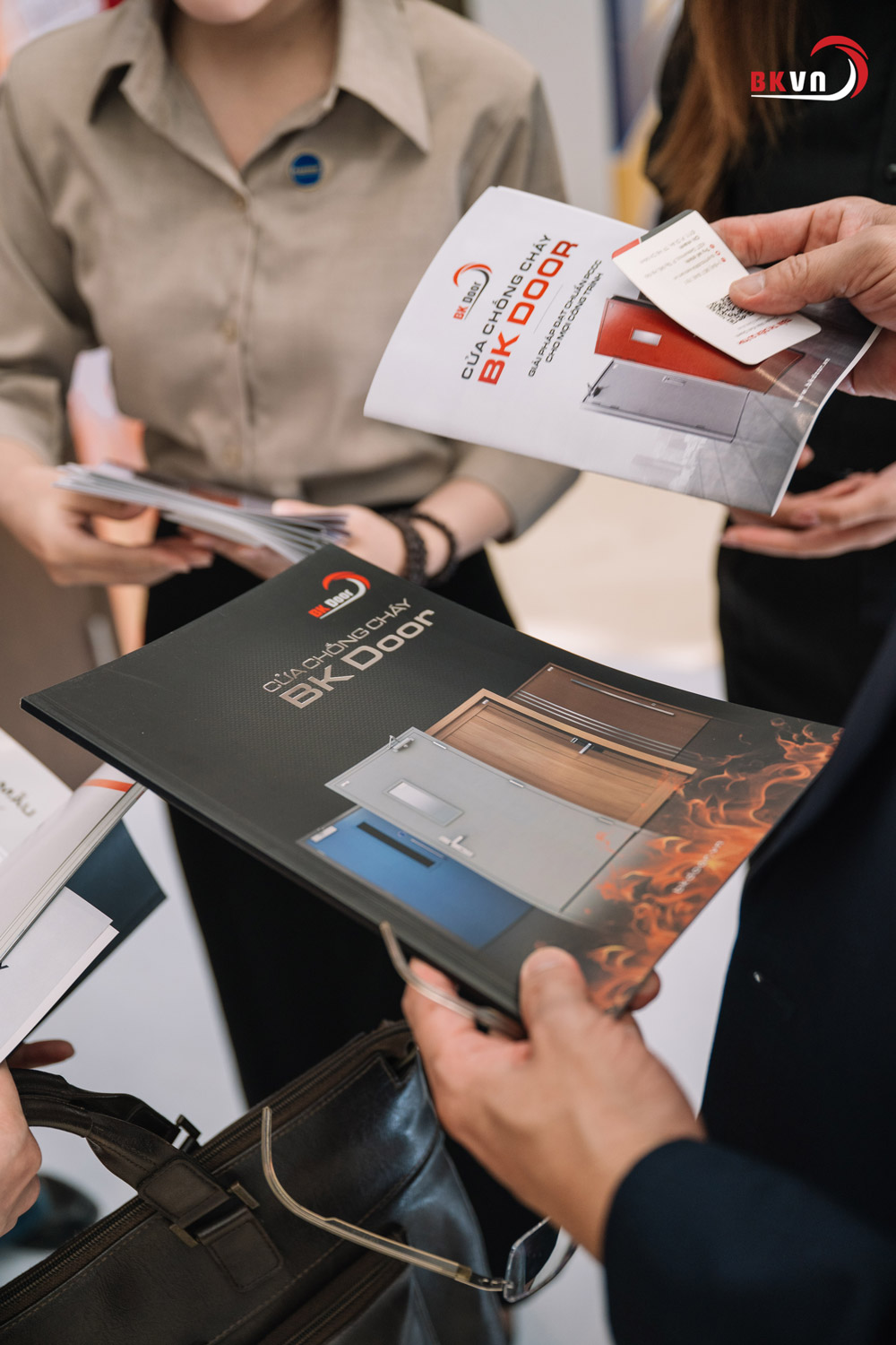 Nhân sự BKVN giới thiệu BK DOOR tới các khách mời tham gia sự kiện