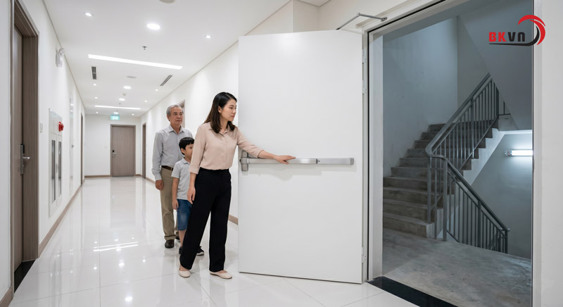 Cửa thép chống cháy có thanh thoát hiểm dùng cho lối thoát nạn chung cư