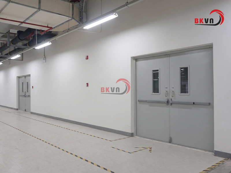 Cửa thép thoát hiểm 2 cánh có ô kính cho các khu vực di chuyển cần tầm nhìn