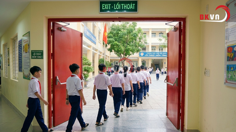 Cửa thoát hiểm 2 cánh đảm bảo khả năng thoát nạn tại những nơi đông người