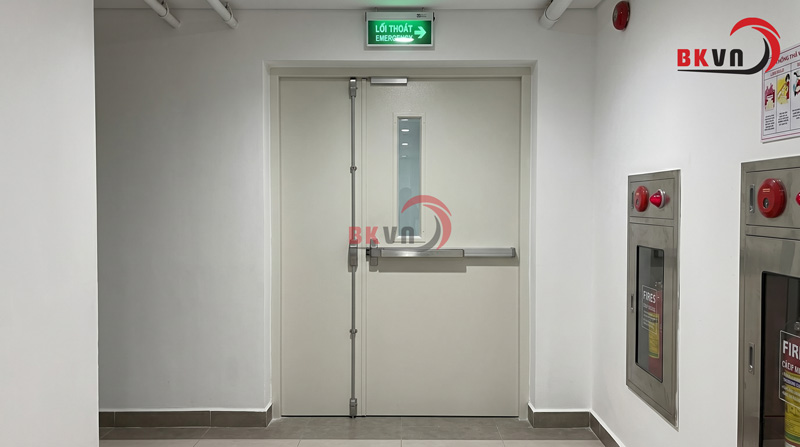 Cửa thoát hiểm 2 cánh lệch dành cho không gian nhỏ hẹp có lưu lượng di chuyển thông thường không cao