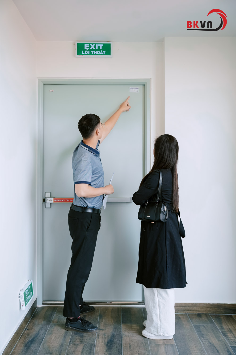 Bách Khoa Việt Nam cùng khách hàng nghiệm thu cửa thép chống cháy