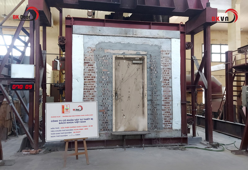 Bách Khoa Việt Nam tiến hành đốt mẫu cửa chống cháy 1 cánh BK DOOR