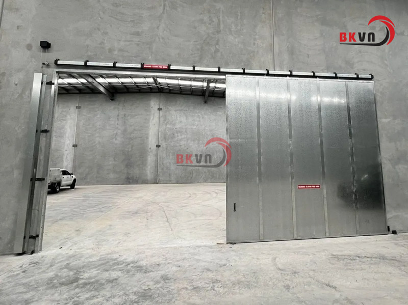 Cửa lùa chống cháy là dòng cửa di chuyển theo phương ngang giúp tiết kiệm diện tích